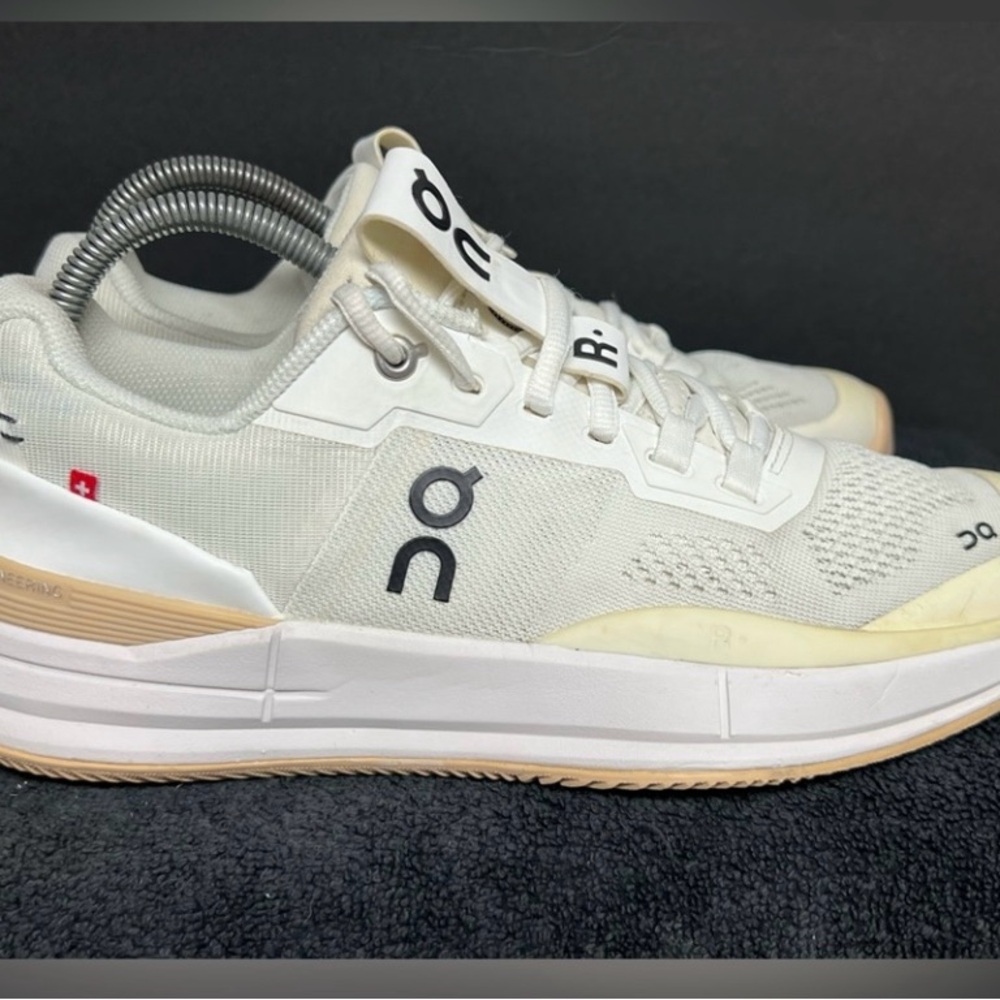 On Cloud Roger Court Shoes. Cream and White Sneakers with Breathable Mesh Upper